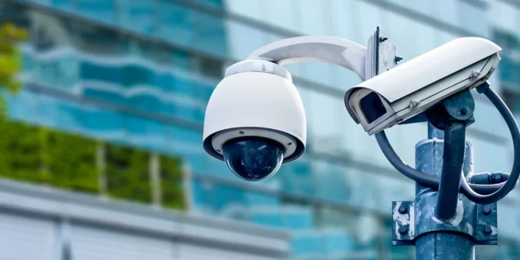 استفاده از دوربین های مداربسته به عنوان نمونه ای از سیستم های امنیتی و حفاظتی در خیابان ها و اماکن مختلف