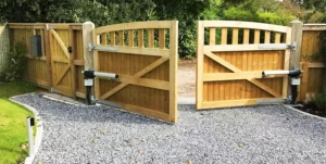 کاربرد جک درب پارکینگ بسیار گسترده است. جک پارکینگی بازویی نصب شده بر روی یک درب قهوه ای روشن که در حال باز شدن است.