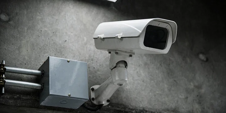 دوربین های مداربسته بولت در برند های مختلف به بازار عرضه می‌شوند. دوربین مداربسته بولت که بر روی یک دیوار نصب شده است.