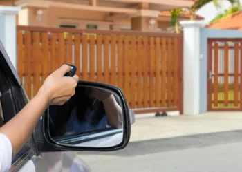 درب های برقی پارکینگی در انواع مختلفی تولید می‌شوند، که هرکدام بنا به ویژگی های خود به نحوی تردد را آسان می‌سازند.