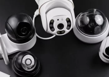 دوربین مداربسته در تامین امنیت نقش بسزایی دارد.