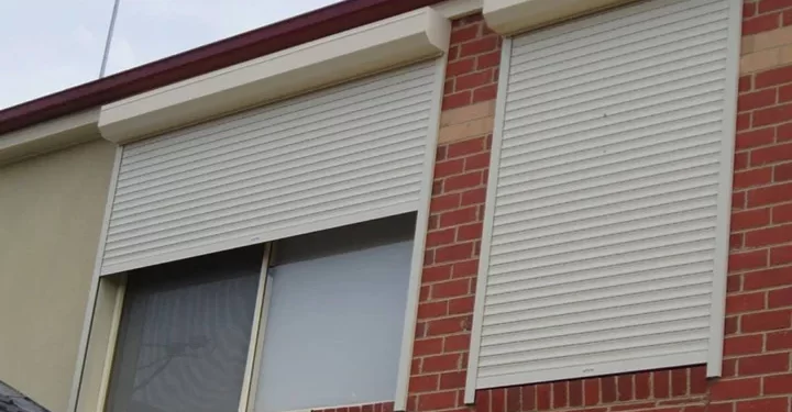 کرکره برقی نصب شده بر روی دو پنجره. از میان انواع کرکره برقی، می‌توان آن ها را برای موارد بسیای از جمله پنجره ها نیز استفاده نمود.