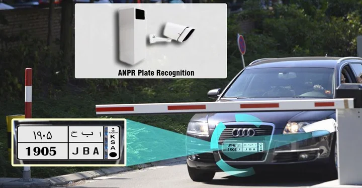 سیستم های هوشمند یک راهبند در حال بررسی مشخصات ماشینی مشکی آئودی(Audi) که در حال وارد شدن است. از مزای راهبند تامین امنیت می‌باشد.