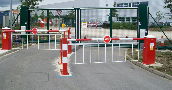 راهبند فنسی نصب شده در ورودی یک پارکینگ.