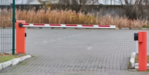 دو راهبند نصب شده در ورودی یک پارکینگ. این عکس می‌تواند به تصور اینکه راهبند چیست پاسخ دهد.