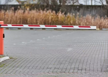 دو راهبند نصب شده در ورودی یک پارکینگ. این عکس می‌تواند به تصور اینکه راهبند چیست پاسخ دهد.