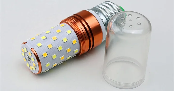 لامپ بلالی ال ای دی با بدنه ای مسی رنگ که در یک تصویر با بک گراند طوسی قرار دارد.