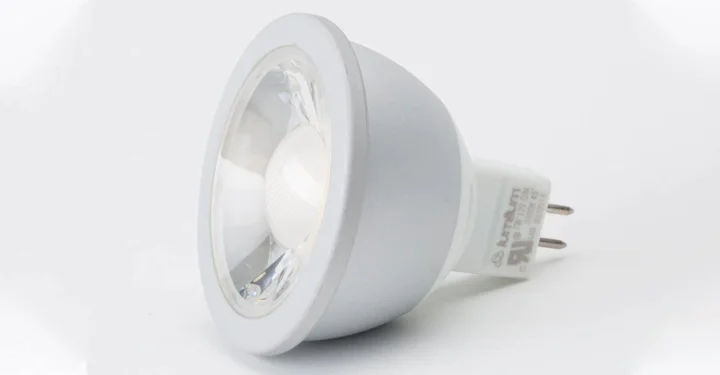 لامپ هالوژنی ال ای دی پایه سوزنی که که بک گراند آن سفید است. 
