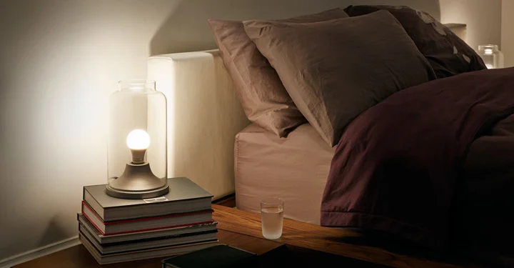 لامپ حبابی ال ای دی در چراغ خوابی نصب شده است که در اتاق خواب قرار دارد.
