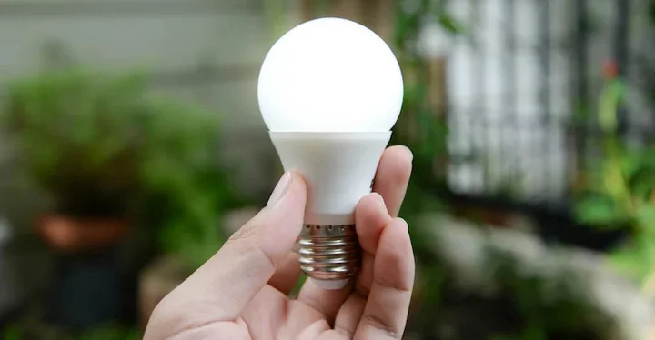 لامپ حبابی ال ای دی به عنوان یکی از انواع لامپ های ال ای دی که یک فرد آن را در دست گرفته است. 