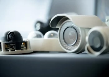 در این تصاویر انواع دوربین ahd روی میز قابل مشاهده است.