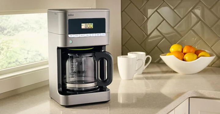 قهوه ساز قطره ای قرار گرفته بر روی یک میز آشپزخانه، در مقایسه با سایر انواع قهوه ساز، این مدل دستگاه ساده تر است.
