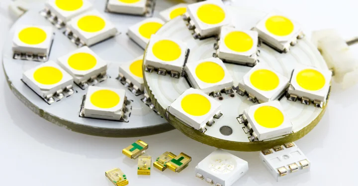 چیپ های LED که در بر روی بورد در ساختار لامپ LED قرار گرفته اند. 