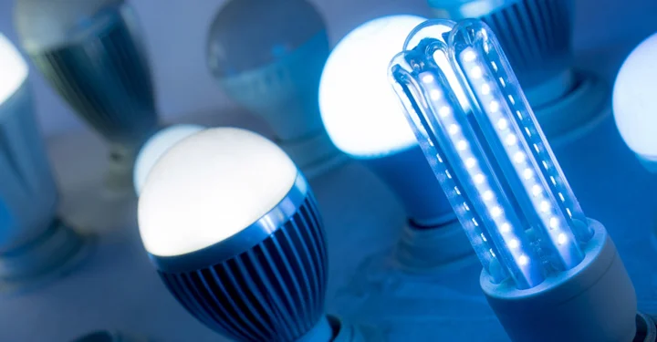 طول عمر، بهره نوری و زمان پاسخگویی سریع از جمله ویژگی های مثبت لامپ های LED محسوب می‌شوند. 