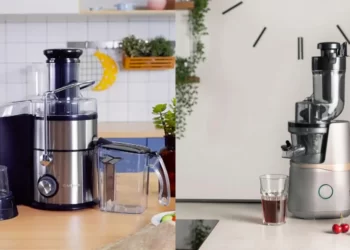 مقایسه دو آبمیوه گیری تک کاره و چندکاره که در کنار یکدیگر قرار گرفته اند.