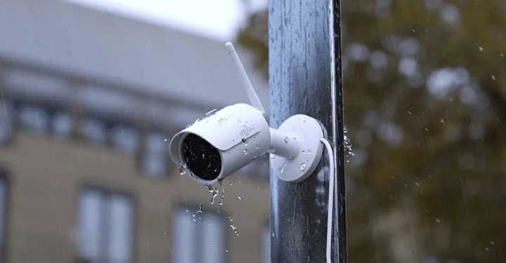 دوربین بولت که در فضای بیرونی با درجه حفاظت بالا در برابر رطوبت زیر باران قرار گرفته است.