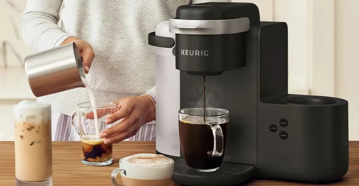 قهوه ساز تک کاره که در حال کردن و ریختن قهوه داخل لیوان است. 