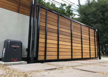 یک جک ریلی که بر روی یک درب پارکینگی چوبی نصب شده است.