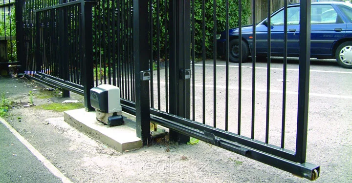 جک ریلی که در یک محوطه بر روی یک درب نرده ای نصب شده است.