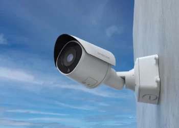 یکی از انواع دوربین بولت که در یک فضای خارجی نصب شده است.