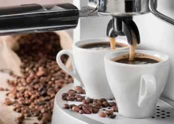 با انواع قهوه ساز می توان نوشیدنی های گرمی را در فصل سرما آماده کرد.