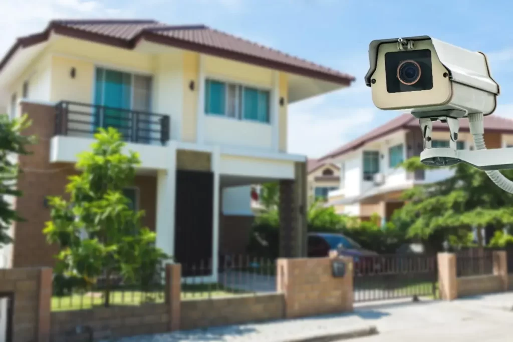 استفاده از انواع دوربین مداربسته خانگی برای افزایش امنیت و نظارت محیط از جمله مزایای استفاده از این دوربین ها است.
