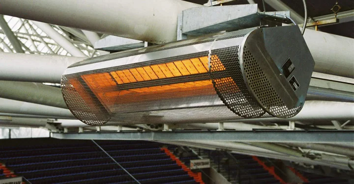 بخاری برقی تابشی که در یک استادیم نصب شده است.