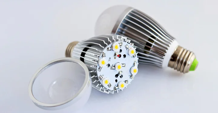 داخل یک لامپ ال ای دی که در آن دیود های نوری، بورد لامپ و سایر اجزا مشخص هستند. | مجله برقیجات