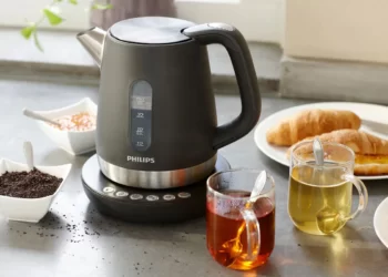 یک چای ساز فیلیپس به رنگ طوسی که در کنار دو لیوان چای کمرنگ و دمنوش قرار گرفته است. | مجله برقیجات