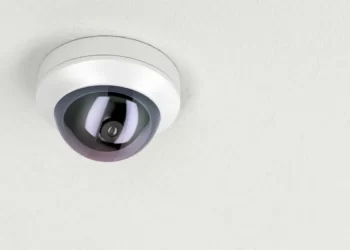 از انواع دوربین دام که در یک سقف نصب شده است.