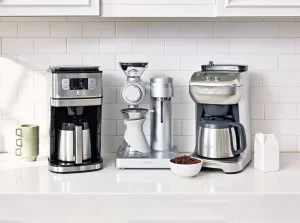 دو عدد قهوه ساز حرارتی که در کنار یکدیگر بر روی یک سنگ آشپزخانه با بک گراندی سفید قرار گرفته اند.