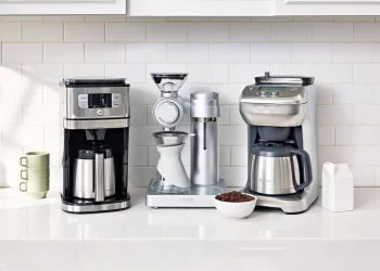 دو عدد قهوه ساز حرارتی که در کنار یکدیگر بر روی یک سنگ آشپزخانه با بک گراندی سفید قرار گرفته اند.