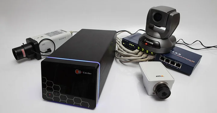 چندین عدد دوربین در کنار چند دستگاه ضبط ویدیو قرار گرفته اند.