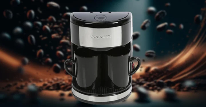 دستگاه قهوه ساز گوسونیک gcm861 که از بهترین قهوه ساز خانگی در میان برند های خارجی محسوب می‌شود در داخل یک بک گراند بلور با دانه های قهوه قرار دارد.