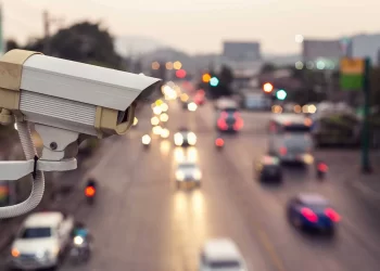 دوربین مداربسته نصب شده در یک خیابان که دارای ویژگی های بهترین دوربین مداربسته برای فضای باز است. | مجله برقیجات