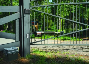 جک بازویی نصب شده بر روی یک درب پارکینگ