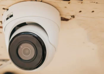 دوربین تورت با رنگی سفید که در یک صفحه با بک گراند چوب قرار گرفته است. | مجله برقیجات