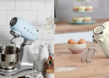 دو عدد همزن برقی پایه دار و دستی که در کنار یکدیگر قرار گرفته اند.