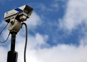 یک عدد دوربین مداربسته آنالوگ که در یک فضای باز نصب شده است. | برقیجات