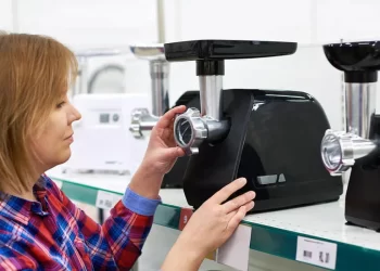 فردی در حال انتخاب کردن یک چرخ گوشت مشکی است.