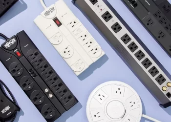 چند عدد محافظ ولتاژ که در کنار یکدیگر قرار گرفته اند.