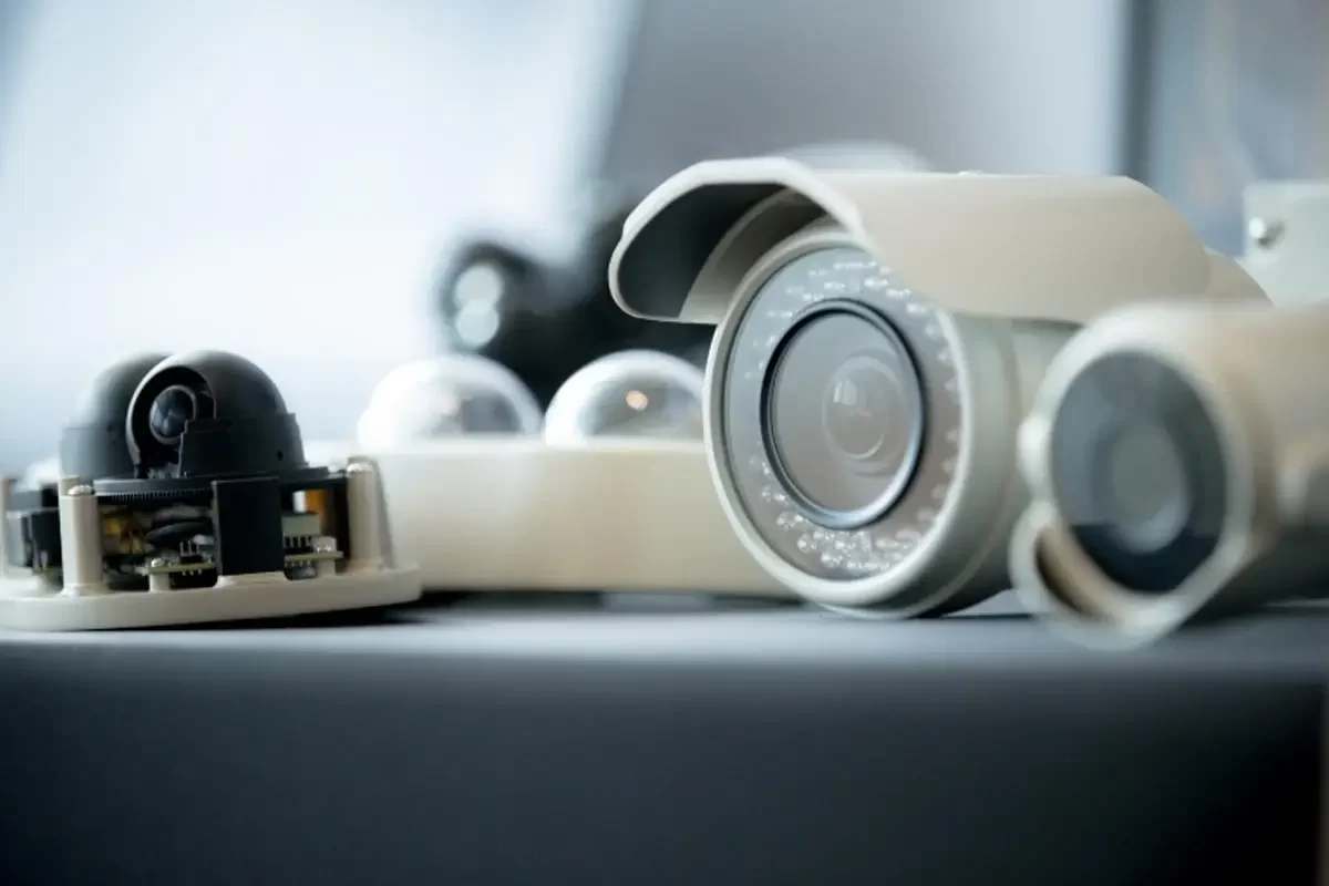 در این تصاویر انواع دوربین ahd روی میز قابل مشاهده است.