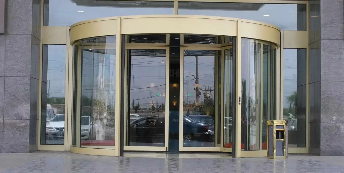 درب اتوماتیک در انواع مختلف راهبند، جک پارکینگی و درب های شیشه ای اتوماتیک تولید می شود. درب اتوماتیک شیشه ای زرد رنگ که در ورودی یک ساختمان نصب شده است.