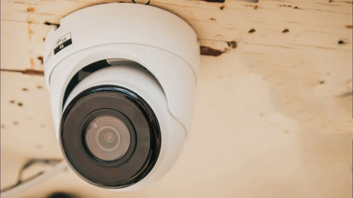 دوربین تورت با رنگی سفید که در یک صفحه با بک گراند چوب قرار گرفته است. | مجله برقیجات